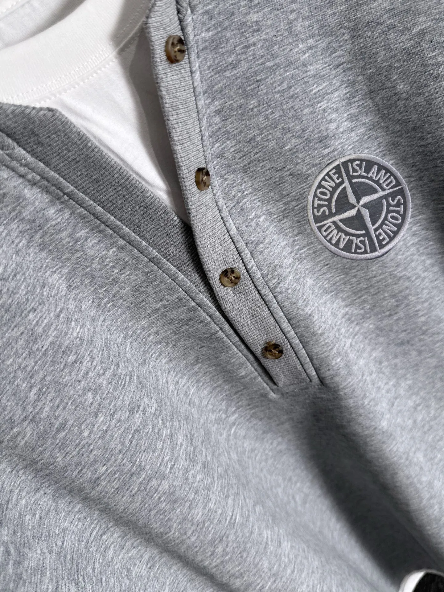 P360 Stone Island's exclusive first release of 25ss autumn and winter new lapel sweatshirt long-sleeved men and women. Many stars share the same style. Craftsmanship that ordinary small workshops cannot copy. We are not afraid of any challenges in terms of materials, detail restoration and craftsmanship, just to provide everyone with wonderful products. Compare the top original versions at will. No expense is spared just to do better. Unique imported fabric feel. Purely imported German machine production. Precision operation. Thousands of needles density. Full set of new accessories with three standards for simultaneous customization. The upper body is versatile and fashionable. A perfect choice for autumn and winter. A must-have item. Size chart: m-4XL (Please state your height and weight when placing an order.